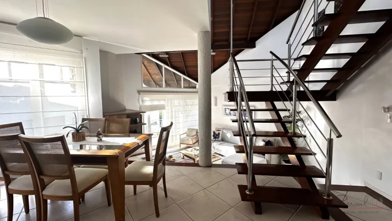 Imagem Esta linda casa em Cacupé tem tudo o que você e sua família procuram. Uma casa ampla, bem constru...