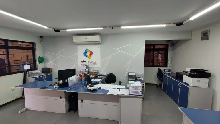 Imagem Barracão industrial 2500 m2 em Curitiba. Bairro Boqueirão