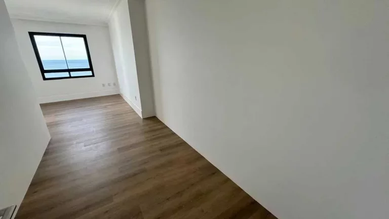 Imagem Apartamento com 4 suítes sendo 1 master e 3 vagas de garagem em Meia Praia - Itapema/SC