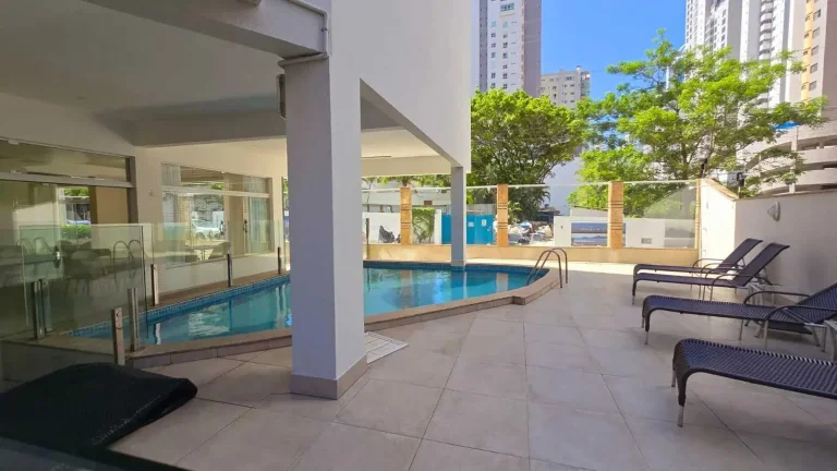 Imagem Apartamento quadra mar com 2 dormitórios sendo 1 suíte e 1 vaga em Balneário Camboriú/SC