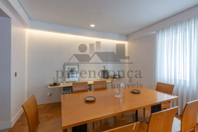 Imagem Apartamento reformado em edifício clássico da Av Angélica, ao lado da Praça Buenos Aires.
