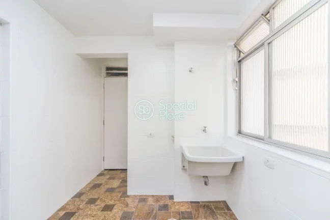 Imagem Ótimo apto com 145m², no Itaim. Amplo living para três ambientes - todos com grandes janelões, s...