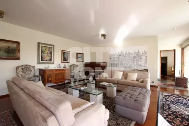 Imagem Casa em excelente localização no Jardim Guedala, direcionada para um lindo jardim com piscina em d...