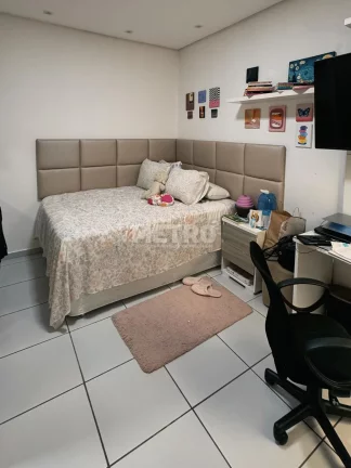 Imagem Casa à venda no Caminho do Sol, 3 4, sendo 01 suíte, escritório, piscina