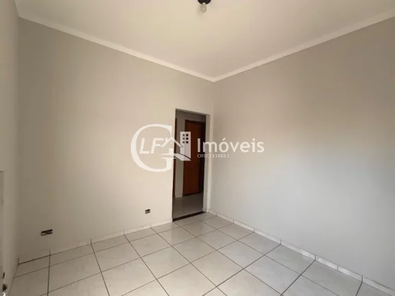 Imagem Casa para locação em Campo Grande-MS, no Jardim Colúmbia: 2 quartos, 1 sala, 1 banheiro e 3 vagas de garagem!
