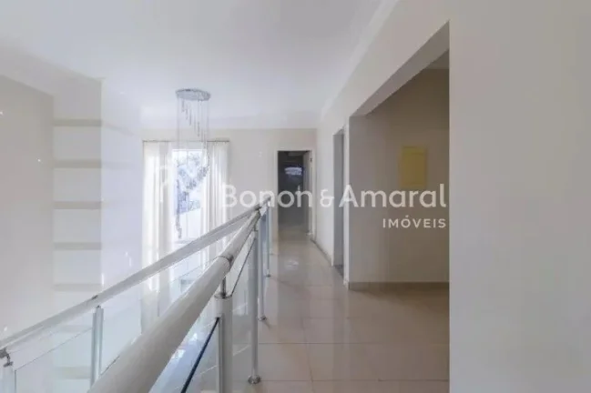 Imagem Esta residência de alto padrão oferece 290 m² de área construída em um terreno de 360 m², unin...