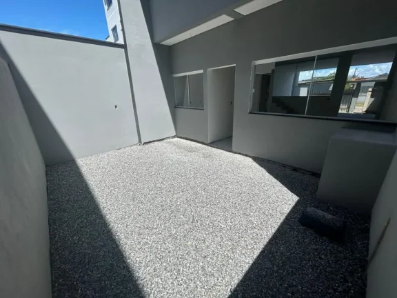 Imagem Sobrado de Alto Padrão à Venda em Navegantes-SC, Bairro Gravatá 3 Quartos sendo 1 Suíte, 1 Sala, 3 Banheiros, Adriano Carpes Imóveis