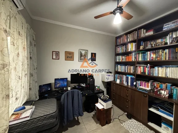Imagem Casa geminada de 3 dormitórios, sendo 1 suíte master, com escritório e 2 vagas de garagem, localizado no bairro Gravatá - Adriano Carpes Imóveis vende