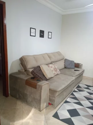 Imagem CASA TÉRREA, COM TRÊS DORMITÓRIOS SENDO UM COM SUITE MASTER E DUAS VAGAS COBERTA DE GARAGEM COBERTA.