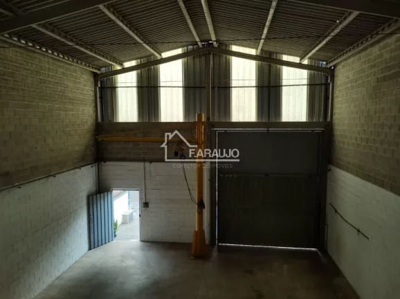Imagem Com um amplo espaço interno, barracão oferece inúmeras possibilidades de layout e adaptação, permitindo a personalização de acordo c/ as necessidades