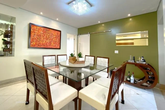 Imagem Este espaçoso apartamento oferece uma combinação perfeita de conforto e conveniência. Com quatro...