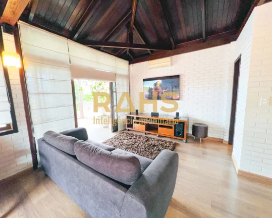 Imagem Linda casa semi-mobiliada e climatizada com 3 suítes, escritório, 2 vagas de garagem e completa á...