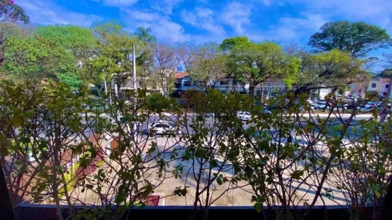 Imagem Localizado em uma das regiões mais nobres de São Paulo, este incrível imóvel está situado junto ao parque do Ibirapuera e oferece nada menos que 986 m