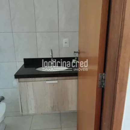 Imagem Linda casa no Jardim San Fernando: 3 dormitórios (1 suíte), cozinha planejada, churrasqueira, 2 vagas de garagem, 180m² de terreno e 117m² de área útil.