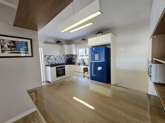 Imagem Apartamento para locação com 3 dormitórios, 1 suíte, a uma quadra da praia, 1 vaga demarcada