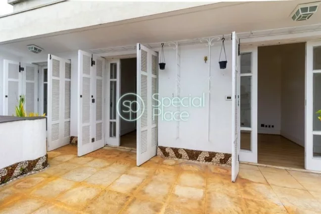 Imagem Linda Penthouse no miolo do bairro. São 231m² de área privativa, 3 dormitórios ( 1 suíte) e 2 v...