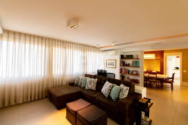 Imagem Apartamento reformado de 354m², com quatro suítes, sendo uma máster com closet,, hall, lavabo, sa...