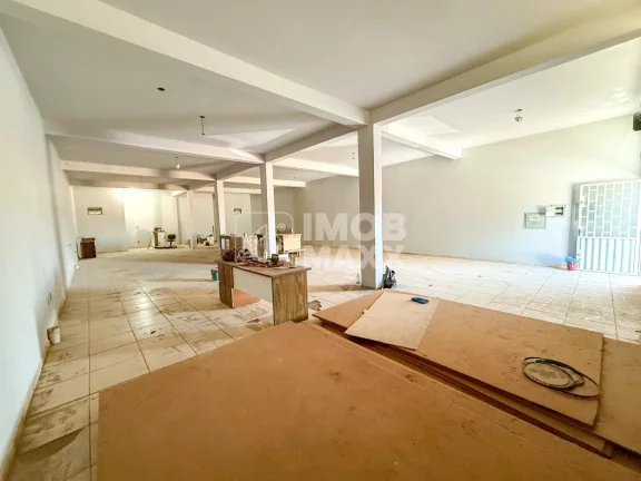 Loja/Salão à venda no Setor Econômico de Sobradinho, 200m², 1 dormitório, 1 banheiro. Confira!
