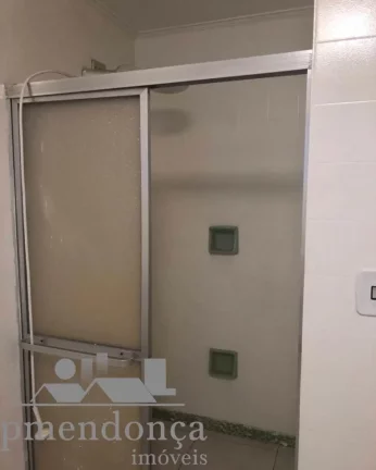 Imagem Apartamento amplo, com piso todo em taco, com 2 quartos com armários embutidos e 1 banheiro no tota...