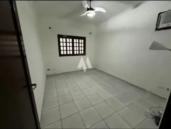 Imagem Casa Isolada à Venda com 3 Dormitórios e Piscina no Bairro Bom Retiro em Santos/SP