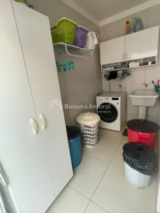 Imagem Casa à venda em condomínio fechado em Valinhos, com três suítes, salas de estar e jantar integra...