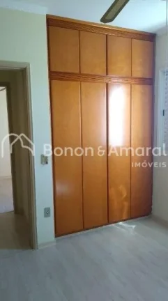 Imagem Charmoso e funcional, este apartamento oferece três dormitórios, sendo uma suíte, todos com armá...