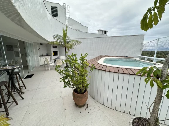 Imagem *Oportunidade Única: Cobertura Espetacular a Apenas 350 Metros da Praia*
