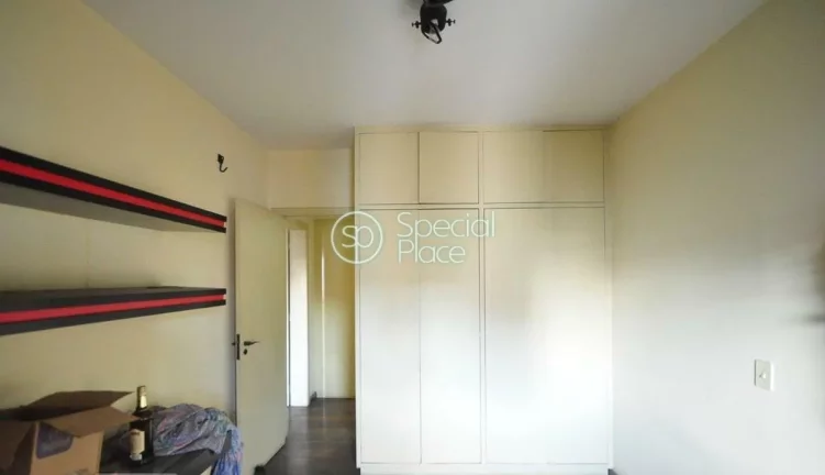 Imagem Amplo apartamento à venda com 6 quartos, sendo 3 suítes, e 6 banheiros no total. Este apartamento ...