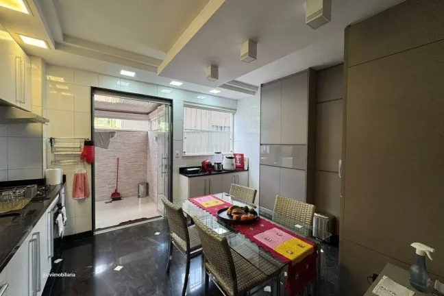 Imagem Localizado em Belo Horizonte, este apartamento de 97 metros quadrados oferece um espaço confortáve...