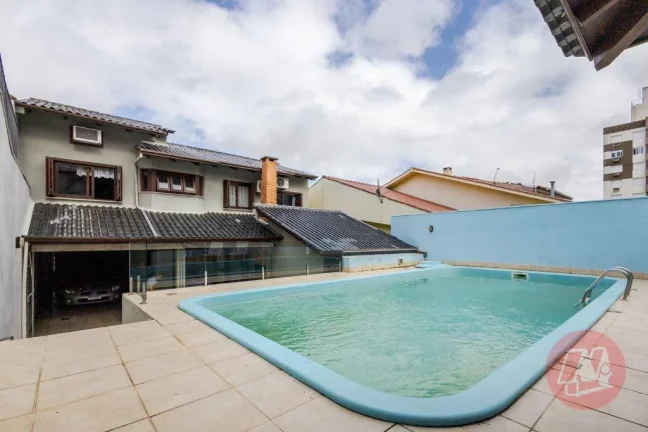 Imagem Casa de 208 m² com 4 quartos, 3 vagas e piscina.