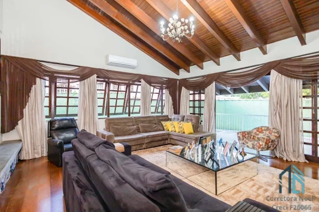 Imagem Casa Alto Padrão, amplo terreno, 03 quartos c/suíte, piscina, 8 vagas, em Santa Felicidade Curitiba PR