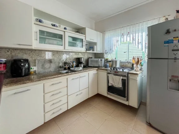 Imagem Casa de Luxo na Riviera de São Lourenço Módulo 20: 4 Quartos, 2 Suítes, 2 Salas e 4 Vagas de Garagem