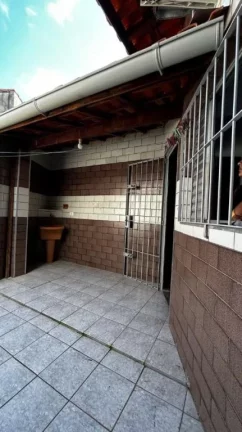 Imagem Casa à venda de 2 dormitórios no Maracanã em Praia Grande-SP, terreno de 4,20 X 20,22, sendo 2 dormitórios, sala, cozinha, banheiro, área de serviço, espaço gourmet com churrasqueira e 2 vagas de garagem. 300 metros da praia.
