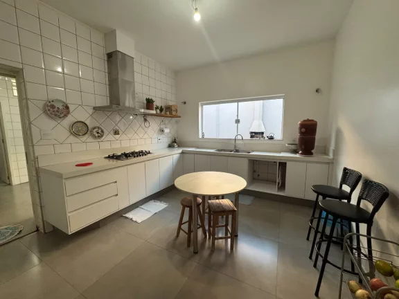 Imagem Casa tipo para venda em Centro com 3 quartos, sendo 3 suítes, 266m2