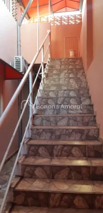 Imagem Sobrado com excelente estrutura e espaços bem distribuídos. No andar térreo, conta com uma sala a...