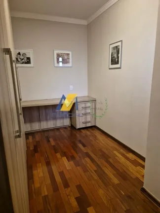 Imagem Sobrado à Venda com 300m², 3 dormitórios, 1 suíte, 2 salas e 7 vagas!!!