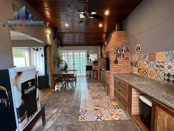 Imagem CASA 3 SUÍTES, FOTOVOLTAICO, PISCINA COM HIDRO, 4 VAGAS, GURMET, KM 26.