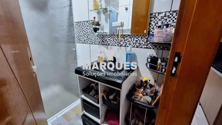 Imagem Casa terréa na rua principal do bairro