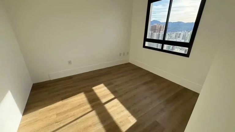 Imagem Apartamento com 4 suítes sendo 1 master e 3 vagas de garagem em Meia Praia - Itapema/SC