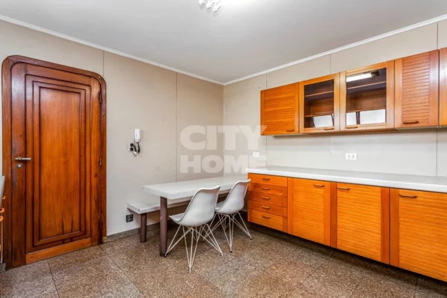 Imagem Lindo apartamento com 240m2, 3 dormitórios ( 1 suíte ) e 2 vagas na garagem. Apartamento impecáve...