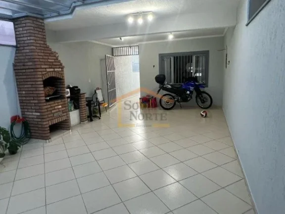 Imagem Sobrado com corredor lateral, 3 dormitÃ³rios, sendo 1 suÃ­te, pisos em madeira, sacada, rico em armÃ...