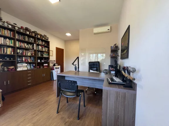 Imagem Casa 368m2, 4 Quartos, Avenida Luiz Pasteur, bairro Tamandaré-Esteio-RS