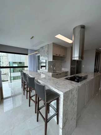 Imagem Apartamento finamente mobiliado com 4 suítes e 4 vagas de garagem em Meia Praia - Itapema/SC