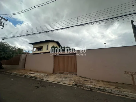 Imagem Magnífico Sobrado com 3 Dormitórios, Suíte, Piscina, Churrasqueira e 4 Vagas de Garagem em Terreno de 416 m² - Oportunidade em Zona Residencial ZR-4!