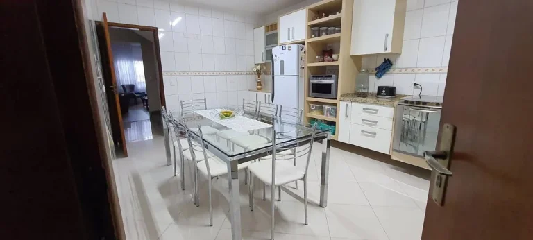 Imagem Sobrado com 224 m² 3 Dormitorios sendo 1 Suite e 2 Vagas de Garagens