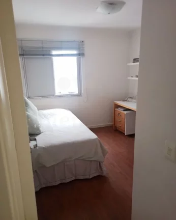 Imagem Apartamento com living para 02 ambientes, piso de tacos, dormitórios com armários, closet, banheir...