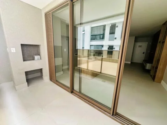 Imagem Apartamento semimobiliado com 3 dormitórios sendo 3 suítes e 2 vagas de garagem em Itajaí