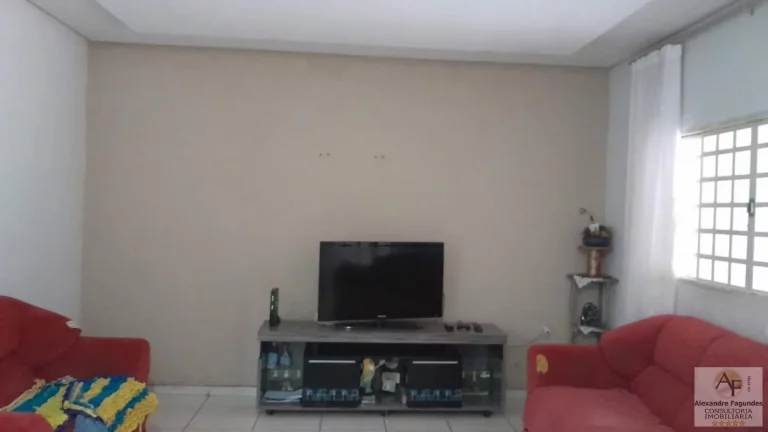 Imagem Casa para Venda em Aparecida de Goiânia, Vila Brasília, 3 dormitórios, 1 suíte, 2 banheiros, 5 vagas