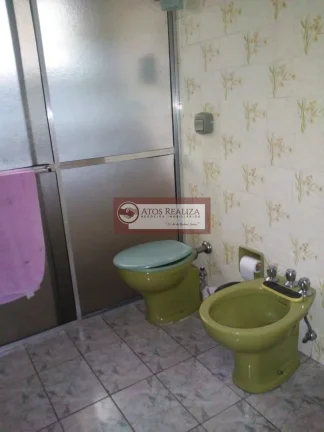 Imagem Oportunidade de um bom investimento. Vendo Sobrado de 180m² no Jardim Império, com 3 Dormitorios, sendo 1 Suíte, 2 Salas, Cozinha, 3 banheiros, 2 vagas de garagem cobertas, + uma pequena edícula. Valor R$ 600k, Agende uma visita e confira.