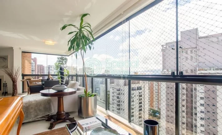 Imagem Apartamento no Morumbi, com 04 suítes, 06 banheiros e 04 vagas. O condomínio dispõe de Piscina, A...